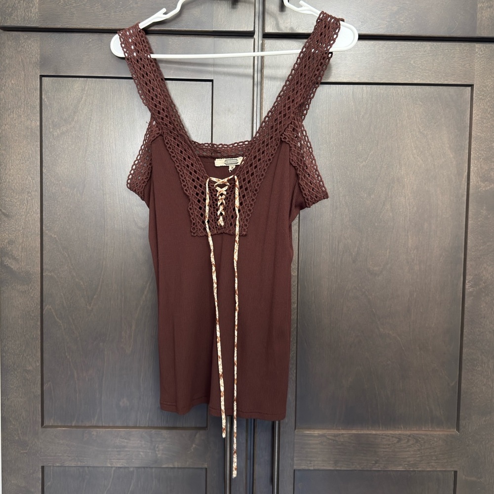 Lace-Up Crochet Tank Top
GIMMICKS M